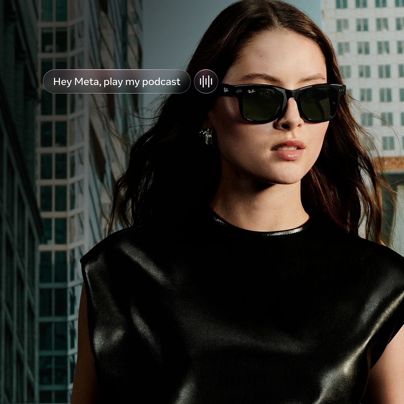 Una mujer camina por la calle con sus gafas de sol Ray-Ban Meta.