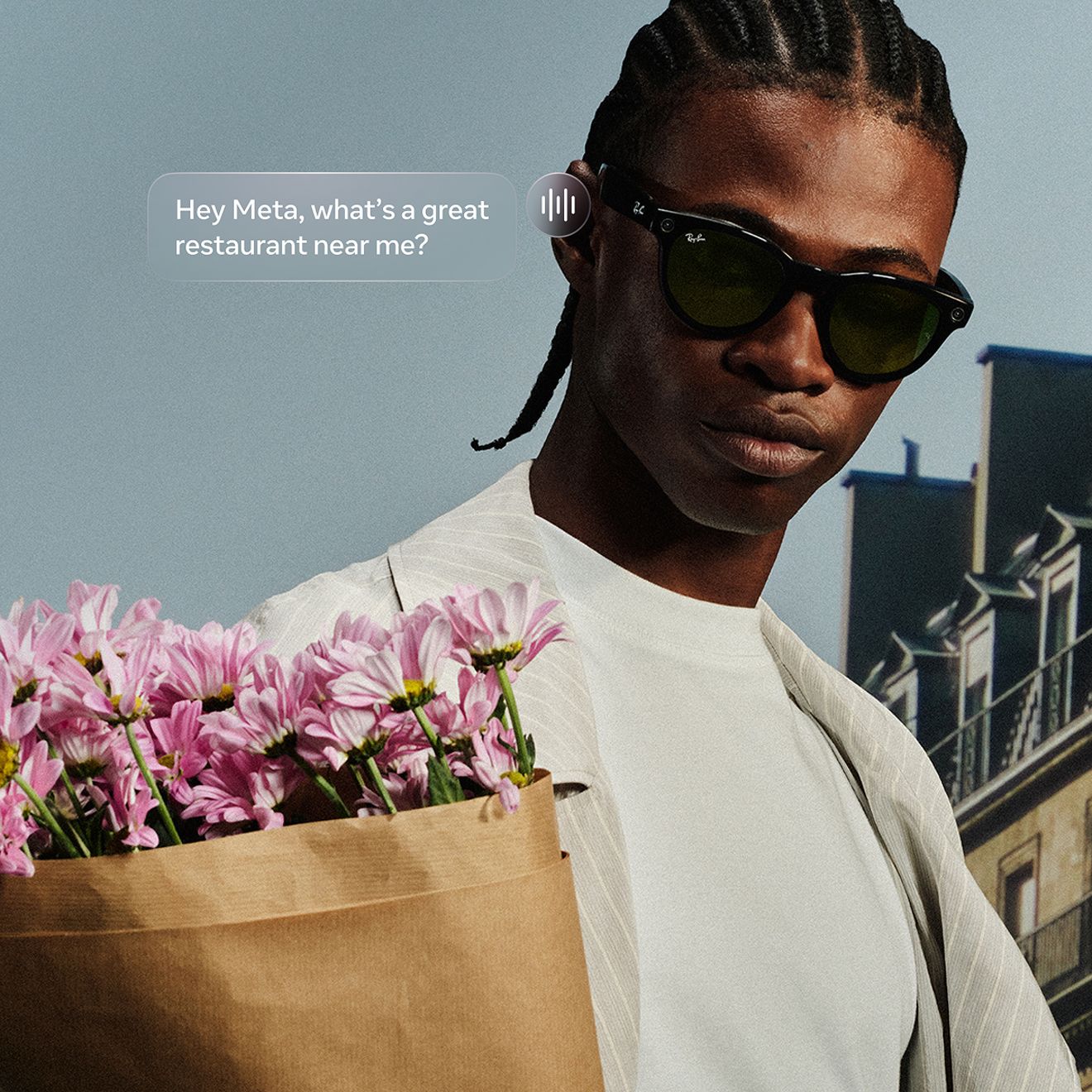 Un hombre que sostiene un ramo de flores lleva puestas sus gafas de sol Ray-Ban Meta.