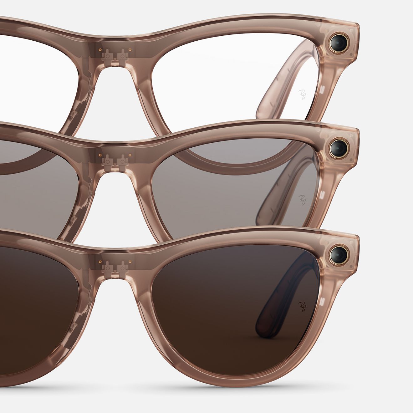 Se muestra un grupo de tres gafas de sol Ray-Ban Meta sobre un fondo blanco.