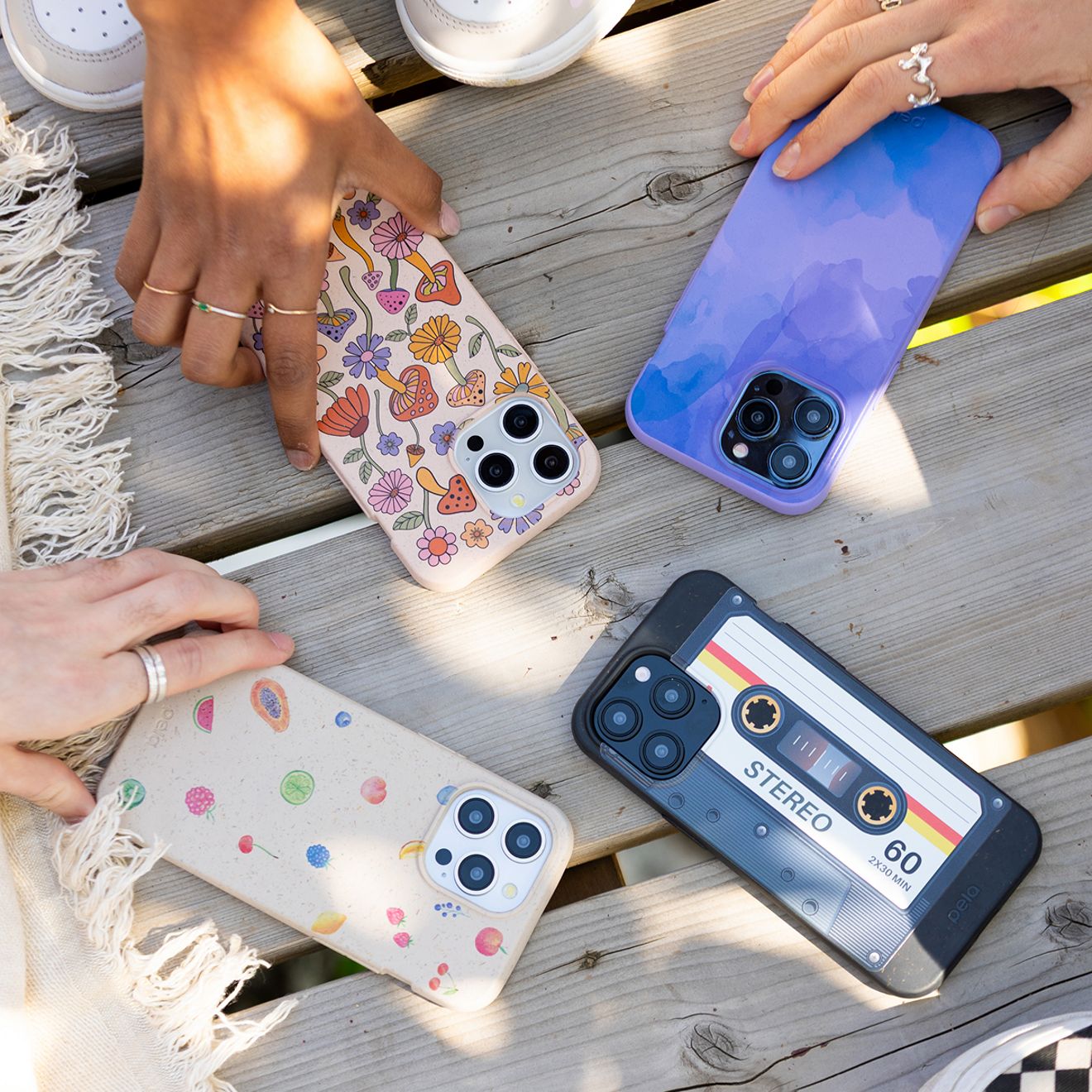 ​​​​​​​Cuatro amigos enseñan sus cuatro fundas Pela para iPhone.