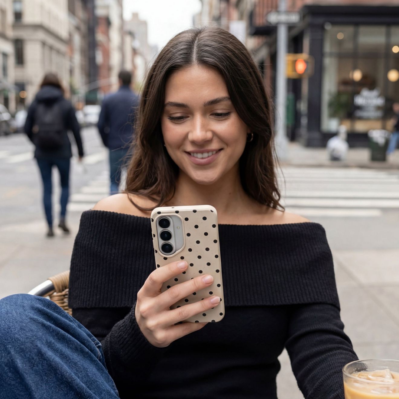 Una mujer usa su teléfono con la funda Samsung Pela.
