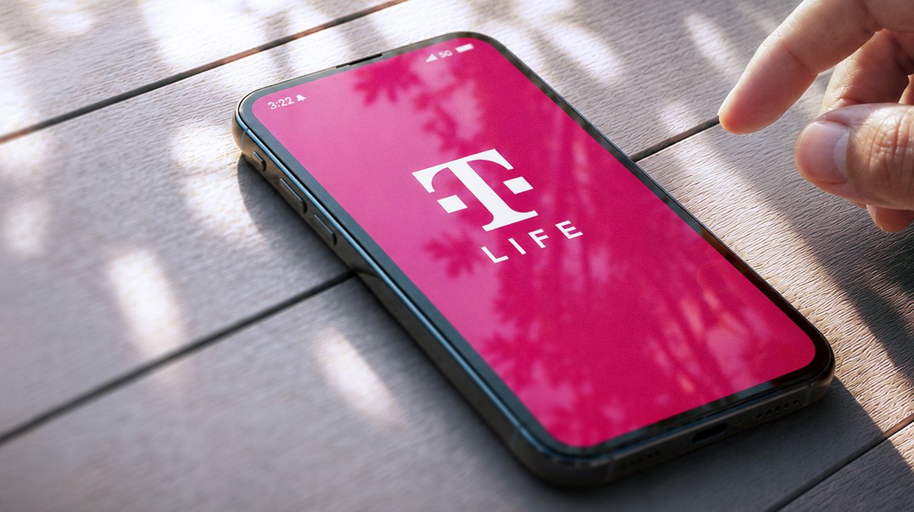 Mes de los Socios aparece en una pantalla iluminada con el color magenta de T-Mobile