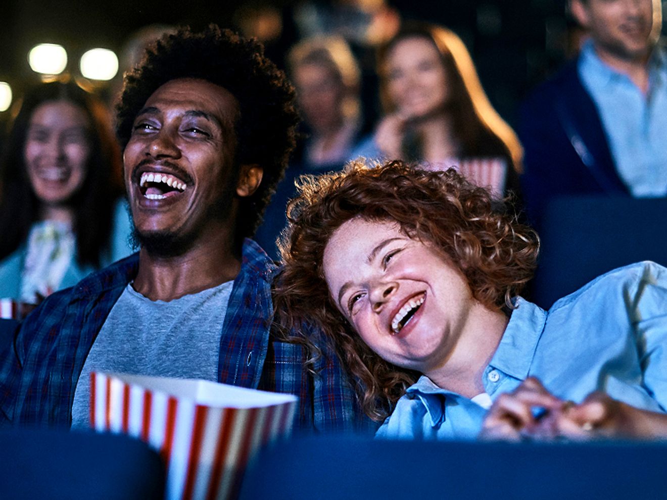 Un grupo de personas disfruta viendo una película en el cine.