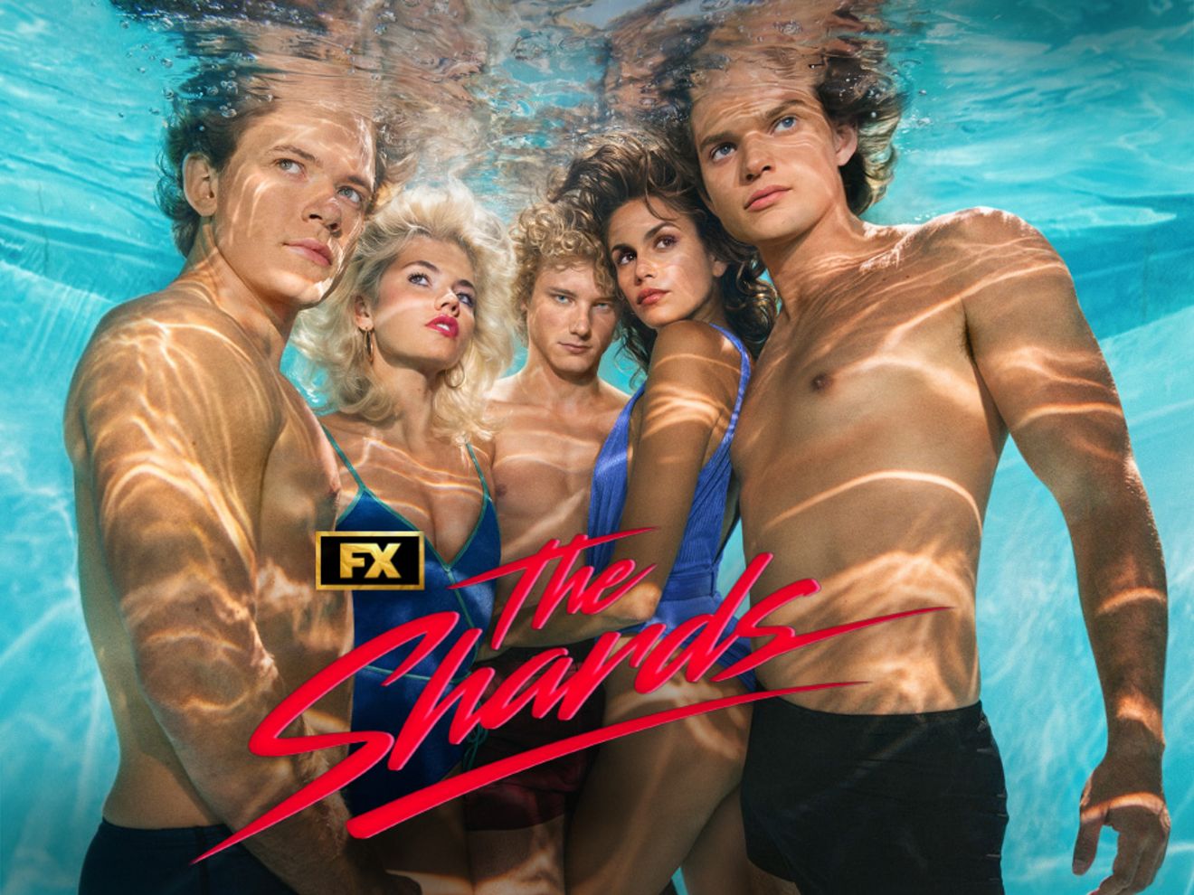 Cartel promocional de The Shards, en el que se ve a cuatro adolescentes bajo el agua en una piscina. 
