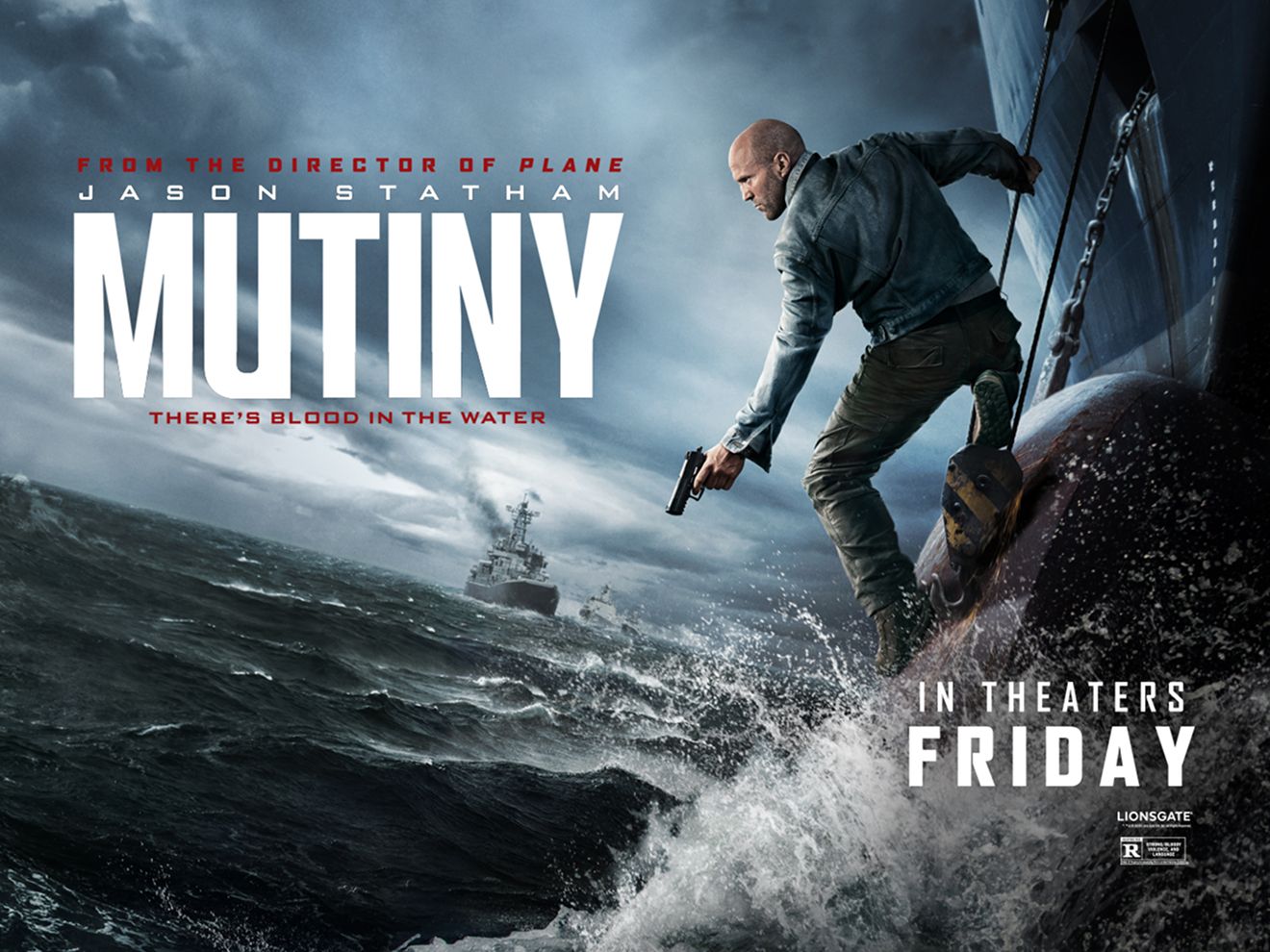 Atom Tickets presenta Mutiny: hay sangre en el agua, del director de Plane. Jason Statham sostiene un arma mientras se aferra a un buque de carga en medio de un océano embravecido. En cines este viernes, clasificación R.