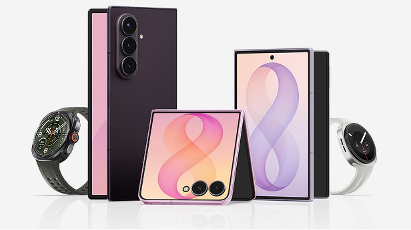 Smartphones plegables Samsung Galaxy Z Fold8 y Galaxy Z Flip8 exhibidos en varias posiciones, tanto abiertos como cerrados, junto a los relojes inteligentes Galaxy Watch9 y Galaxy Watch Ultra2 con correas blancas y negras.