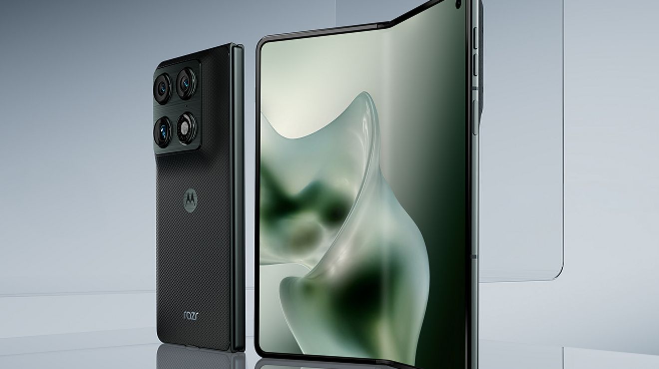 Dos smartphones plegables motorola razr 2026 en gris oscuro ubicados lado a lado, uno de ellos se ve desde la parte trasera y el otro está parcialmente desplegado para revelar la gran pantalla interior.