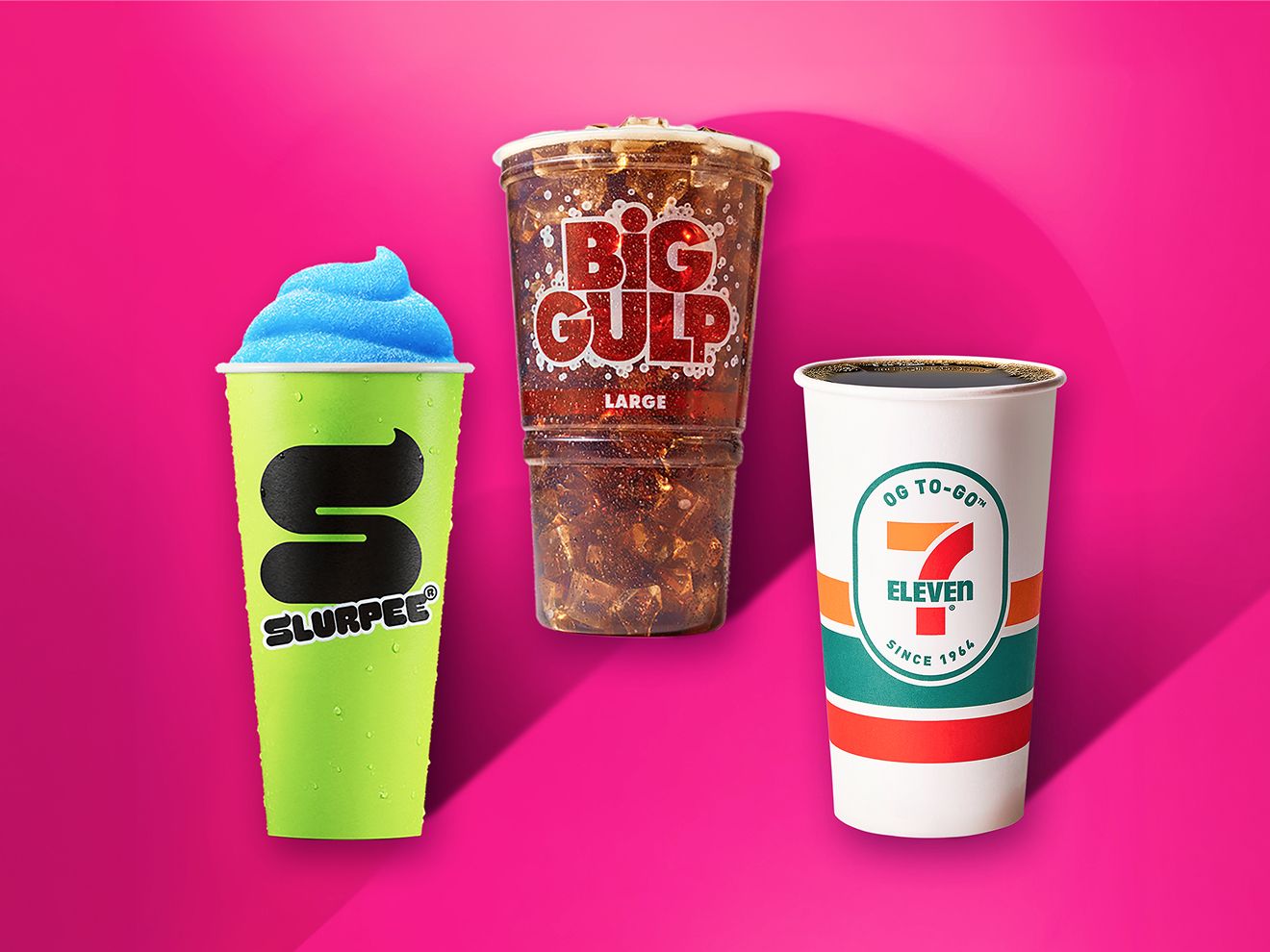 Un Slurpee azul en un vaso amarillo neón, un vaso transparente de Big Gulp lleno de bebida cola y una taza grande de café sobre un fondo magenta.