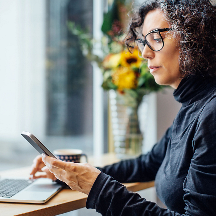 Persona iniciando sesión en un teléfono con la identificación de rostro.