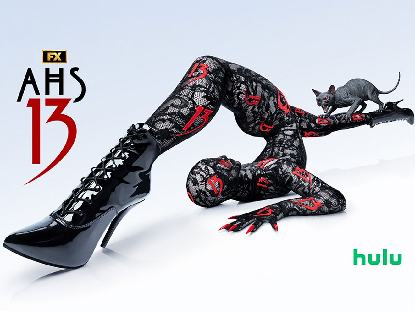 Gráfico promocional de AHS 13 que muestra una figura contorsionada con botas negras, un gato cerca y el logotipo de Hulu.