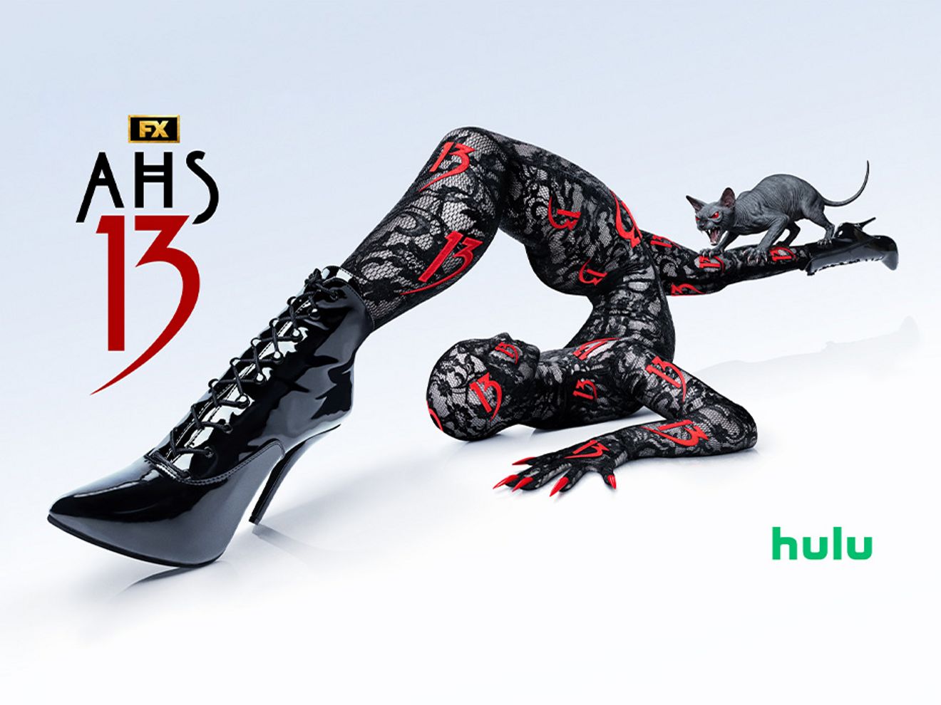 Gráfico promocional de AHS 13 que muestra una figura contorsionada con botas negras, un gato cerca y el logotipo de Hulu.