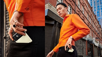 Hombre en exteriores sacando su Samsung Galaxy Z Flip3 del bolsillo