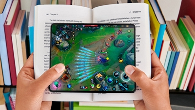 Se muestra un juego en la pantalla del Galaxy Z Fold3 sobre un libro