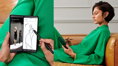 Mujer de verde haciendo múltiples tareas en el Galaxy Z Fold3