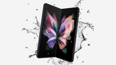 Un Galaxy Z Fold3 parcialmente plegado sobre una salpicadura de agua
