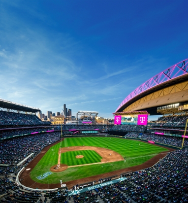 Un smartphone que muestra un partido de béisbol, con una pelota que sale de la pantalla del teléfono.