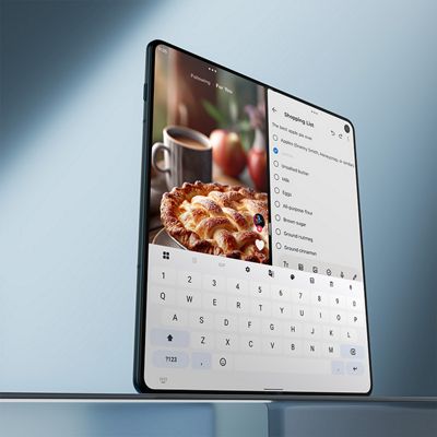 El motorola razr Fold se muestra abierto en modo laptop, con un teclado para escribir en la pantalla inferior y una receta en la pantalla superior.