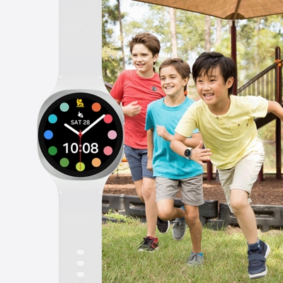 Se muestra Galaxy Watch para niños, junto a unos niños corriendo en un patio.