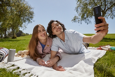 Hombre y mujer tomándose un selfie en el parque