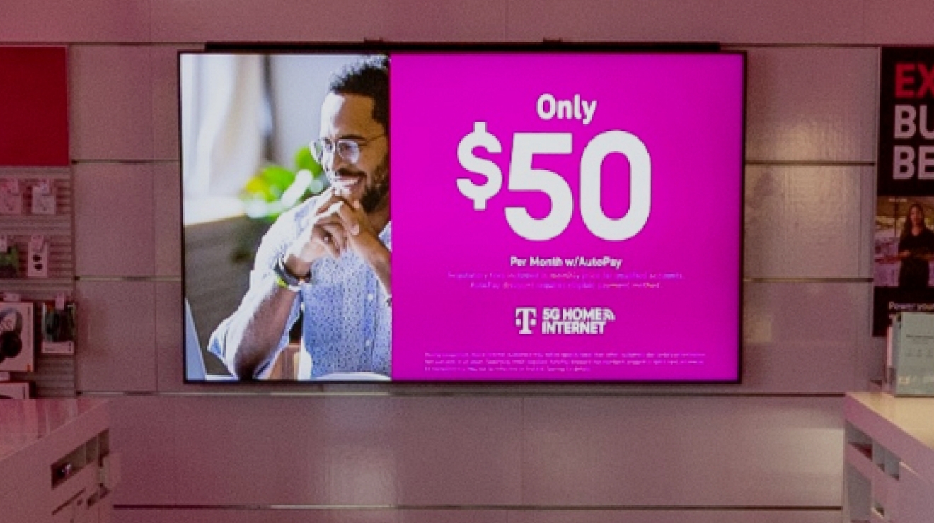 Pantalla de medios en tiendas con anuncio de Internet residencial de T-Mobile.