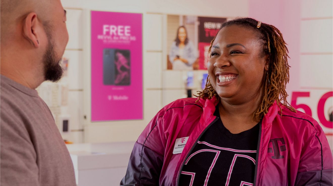 Vendedora de T-Mobile ayudando a un cliente.
