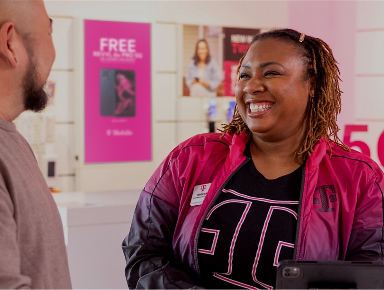 Empleada de T-Mobile riéndose con un cliente