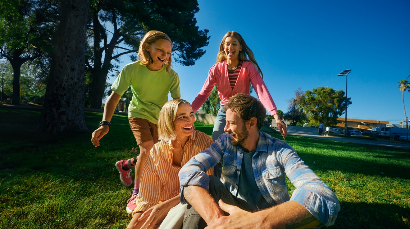 Familia jugando junta en el parque