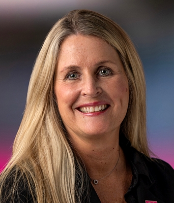 Deeanne King, VICEPRESIDENTA EJECUTIVA Y DIRECTORA DE RECURSOS HUMANOS