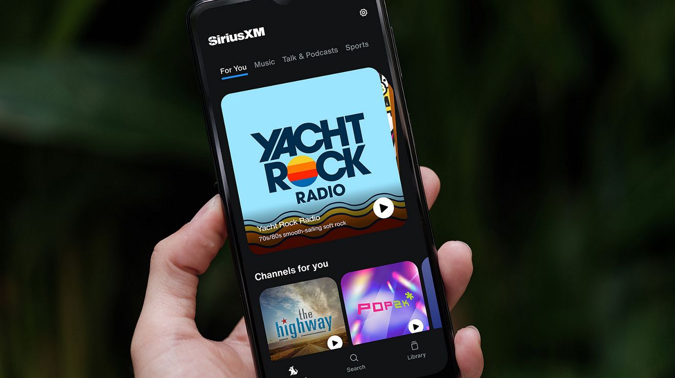 La imagen más grande muestra una mano sosteniendo un dispositivo con la app Sirius XM en la pantalla.