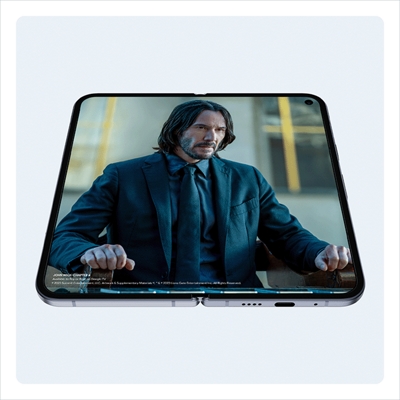 Un Google Pixel 10 Pro Fold abierto reproduciendo John Wick: Chapter 4 en pantalla completa.