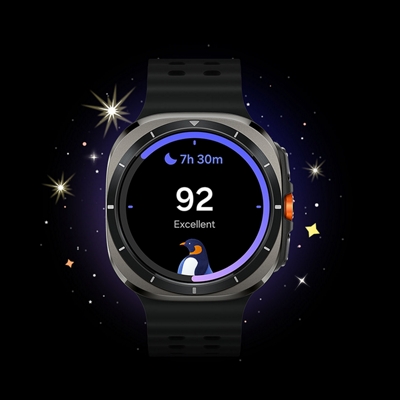 Galaxy Watch flotando en el cielo nocturno rodeado de estrellas, con la app de entrenamiento de sueño en la pantalla.
