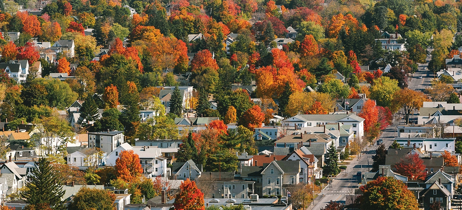 Localidad rural en otoño.