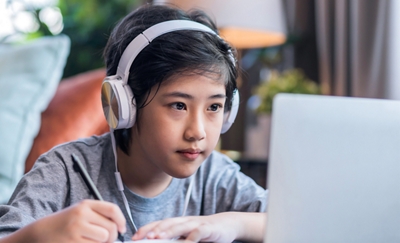 Un niño mirando una laptop