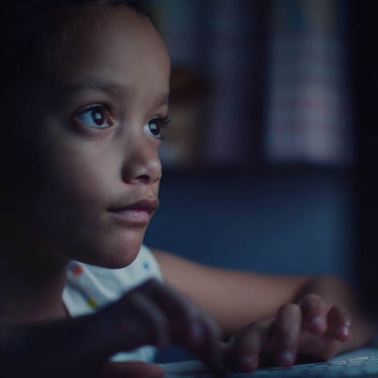 Estudiante joven escribiendo en un teclado