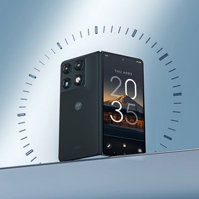 Motorola razr Fold en negro, desde un ángulo frontal y trasero con cámaras dobles y la pantalla externa con la hora.