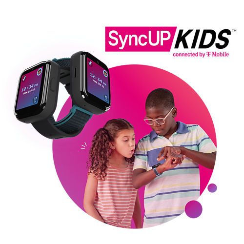 Un niño y una niña usando el reloj SyncUP Kids.