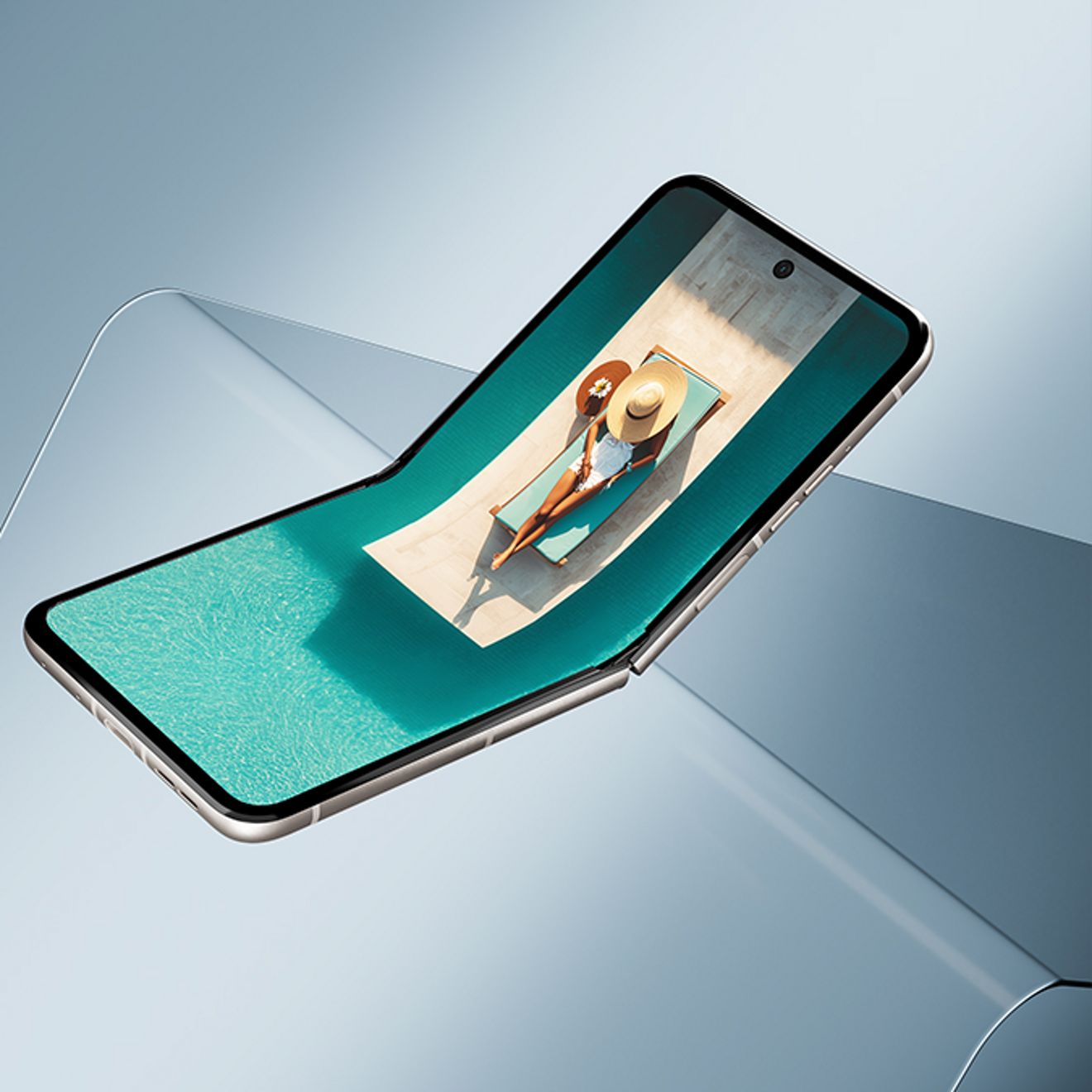 Motorola razr en color gris, mostrado parcialmente abierto con una pantalla flexible que se curva hacia arriba sobre una superficie plana.