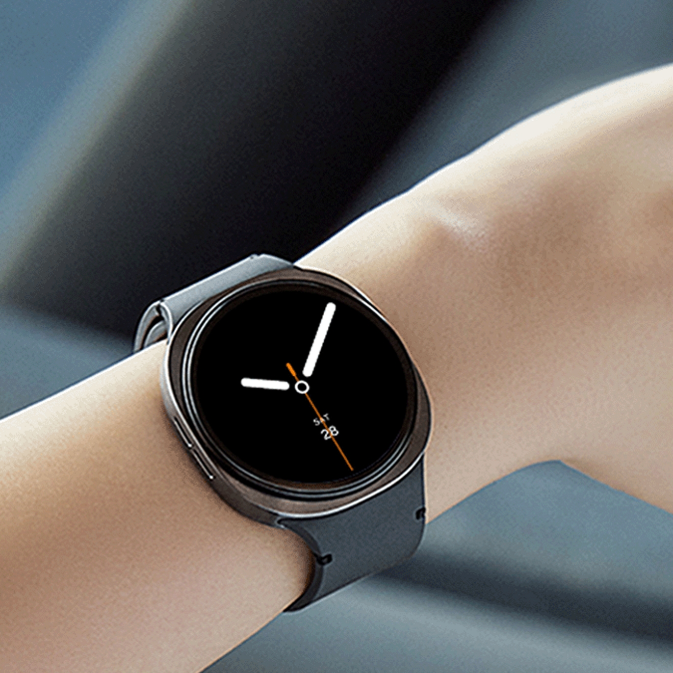 Foto artística del reloj en una muñeca.