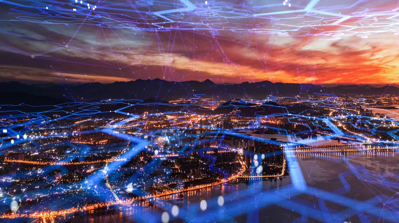 Vista aérea de una ciudad conectada por 5G durante el atardecer.