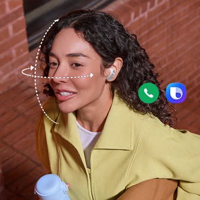 Una mujer con una botella de agua escucha música con sus audífonos Samsung Galaxy Buds cuatro. A su lado aparecen íconos flotantes de llamada y de asistente.