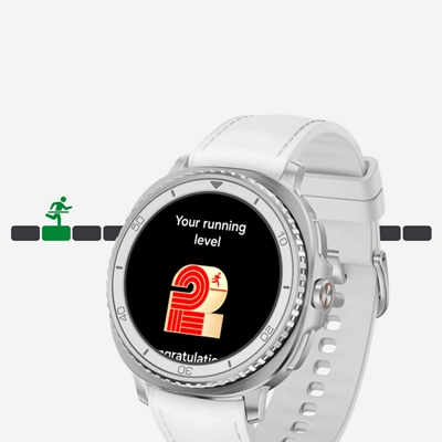 Imagen del Watch8 Ultra con el entrenador de running en la pantalla y un gráfico de carrera detrás del reloj.