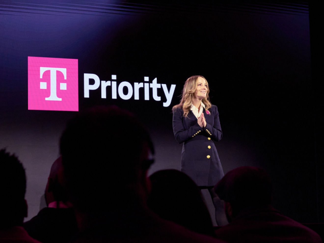 Callie en un escenario sonriendo a la multitud.