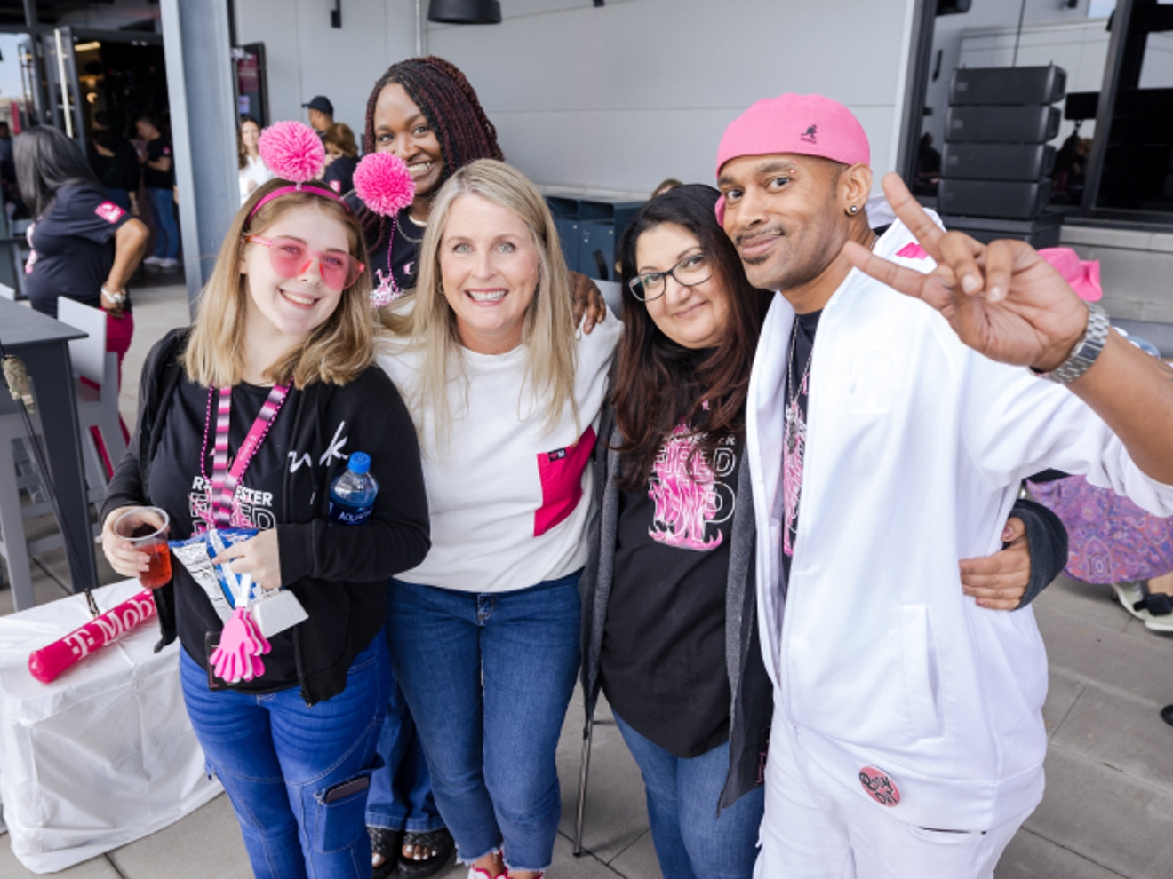 Deanne King y empleados posando juntos y sonrientes para una foto.