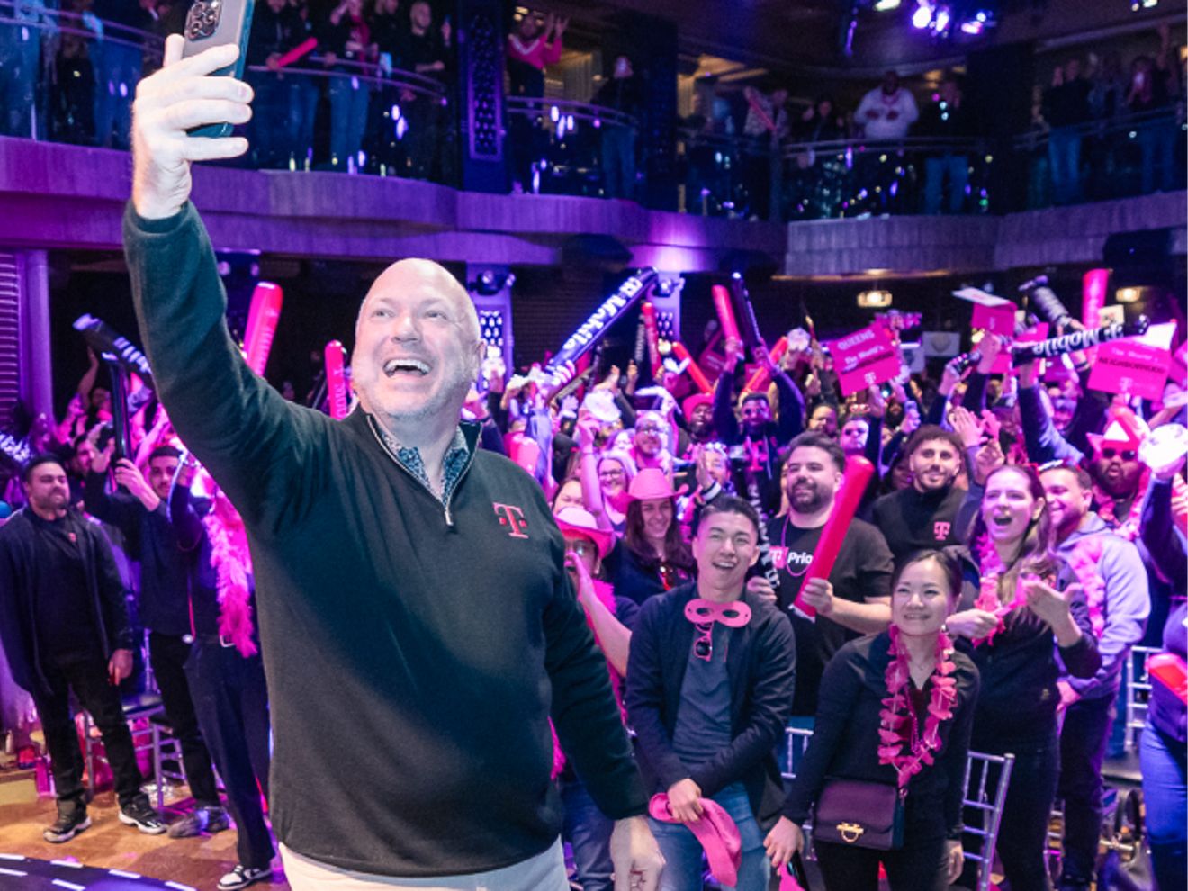 Jon tomándose una selfie con un grupo de empleados de T-Mobile.