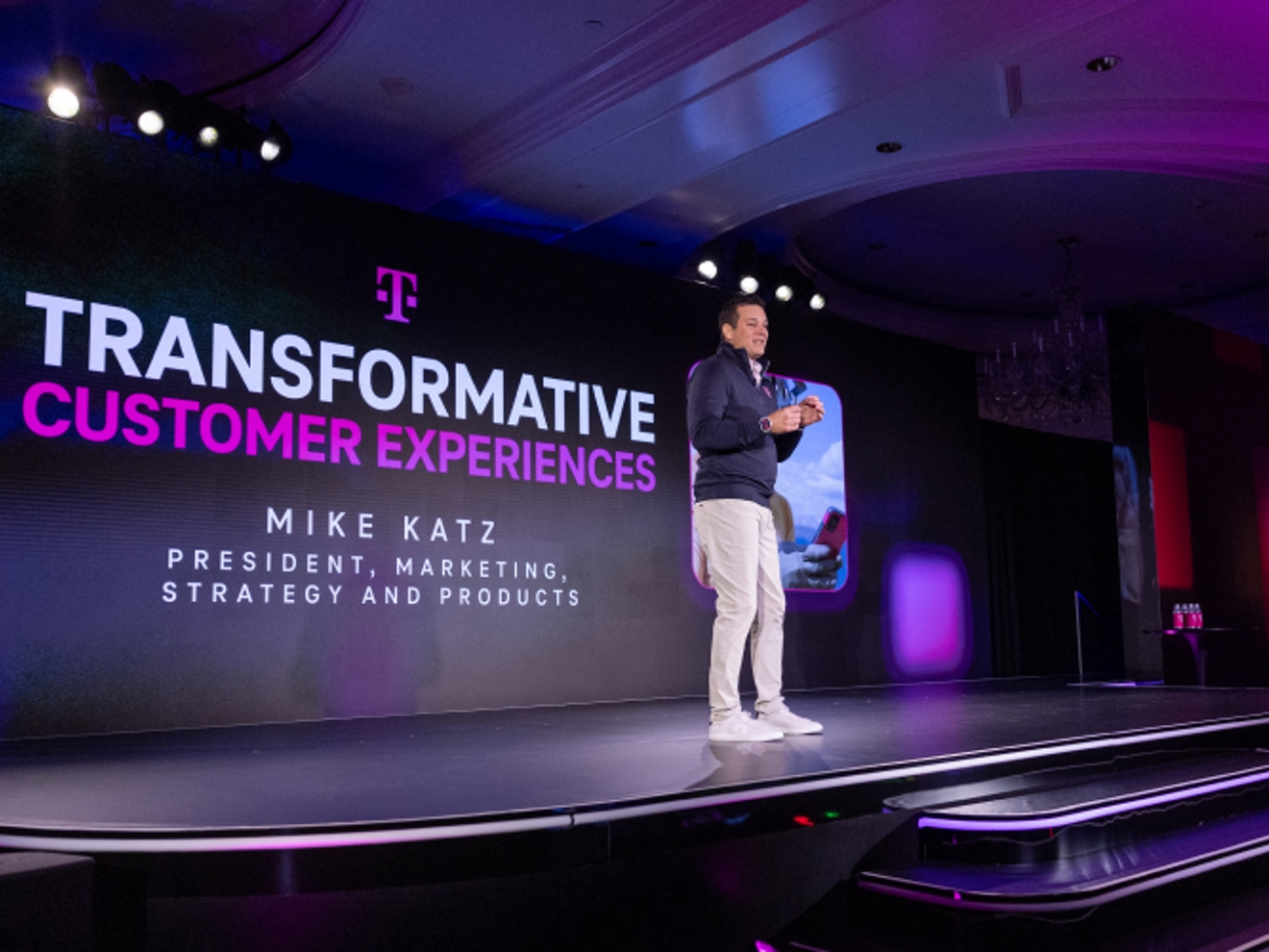 Mike en el escenario, hablando a una multitud.