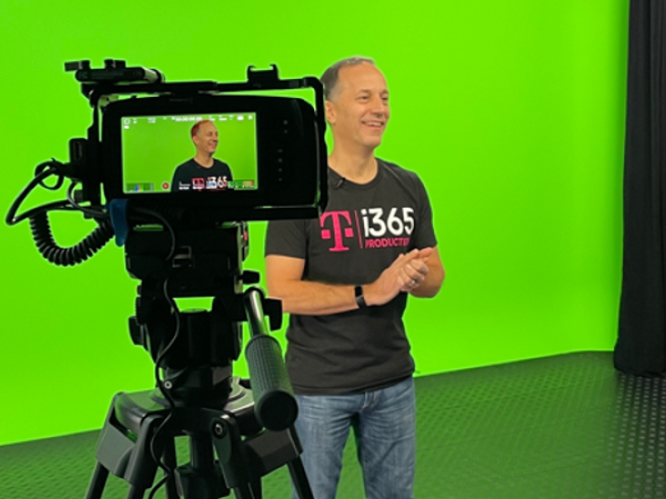 Mark sonriendo mientras lo graban en el plató.