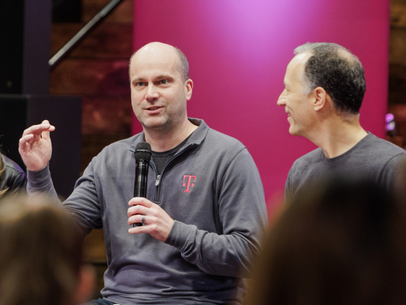 Peter sostiene un micrófono mientras habla a la multitud.