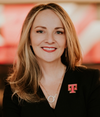 Callie Field PRESIDENTA, T-MOBILE BUSINESS GROUP