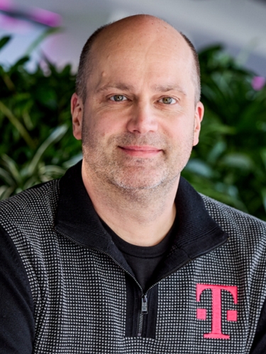 Peter Osvaldik VICEPRESIDENTE EJECUTIVO Y DIRECTOR DE FINANZAS