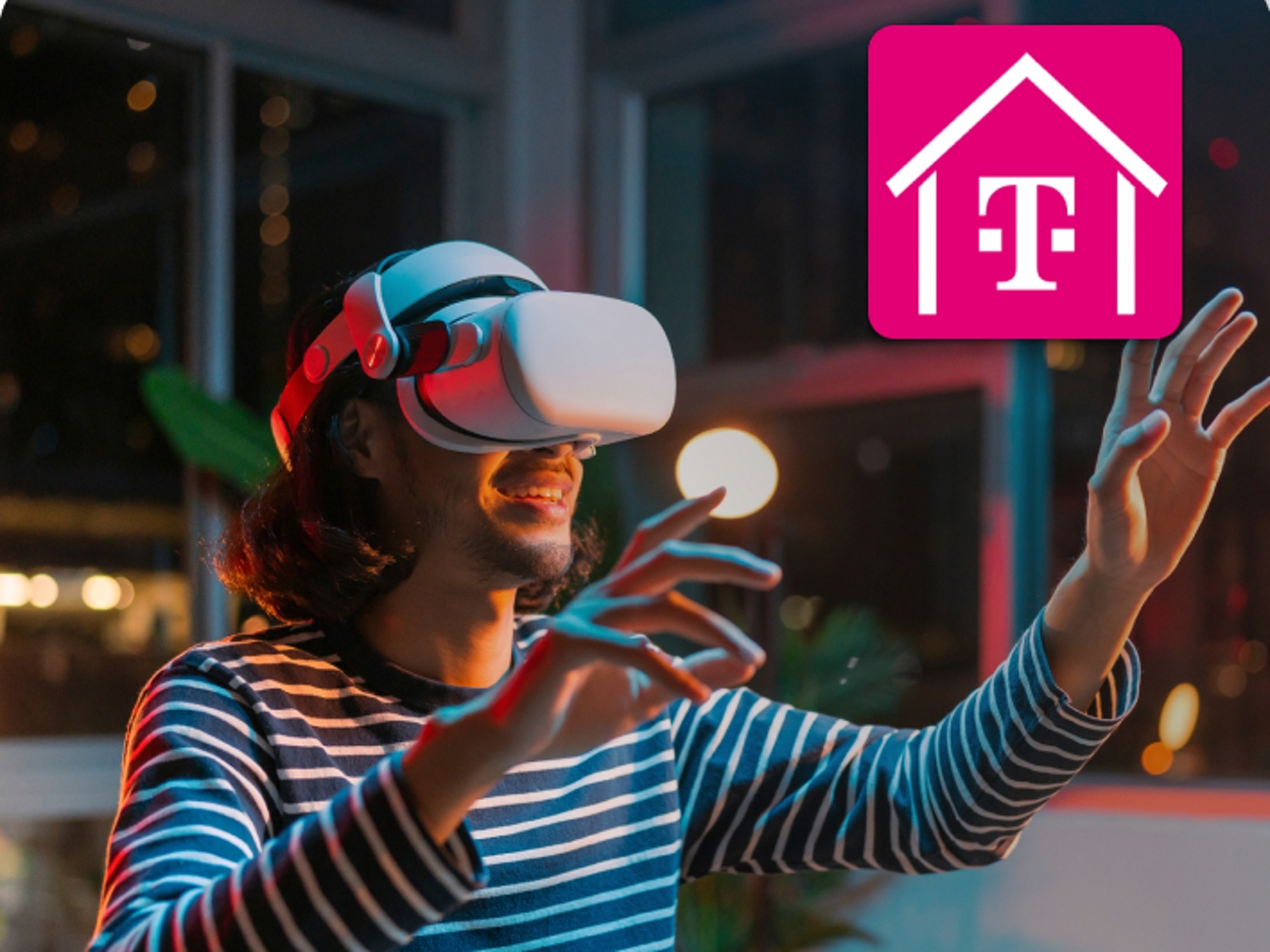 Joven adulto usando gafas de realidad virtual y sonriendo.